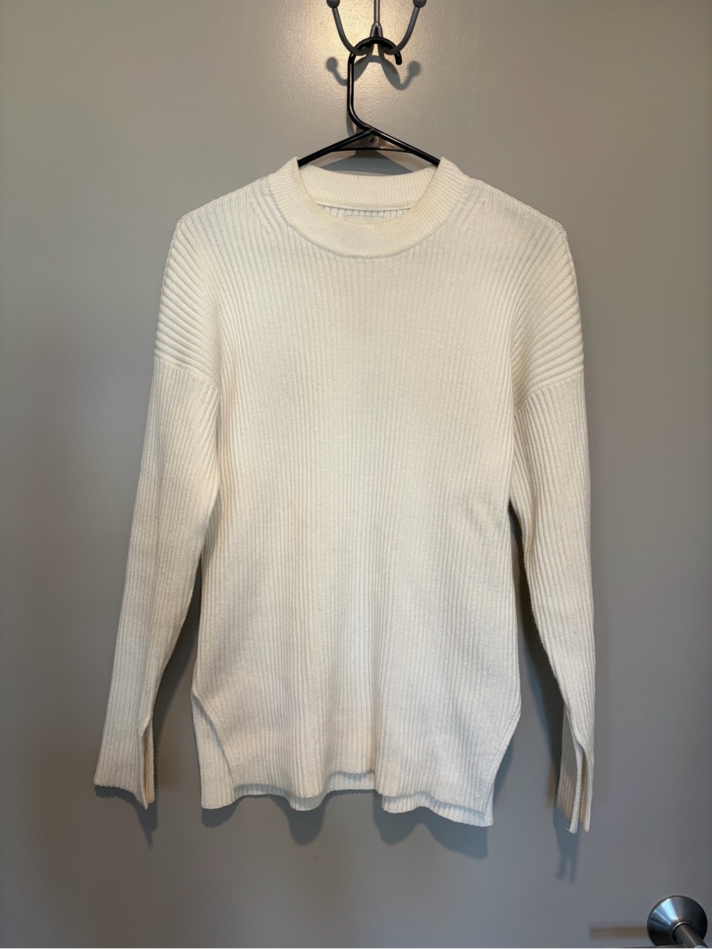 Abercrombie Ivory Long Ribbed Crewneck Sweater size XXS